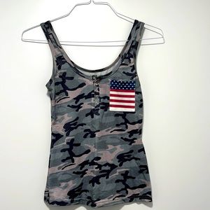Small, snap detail, camo tank top.